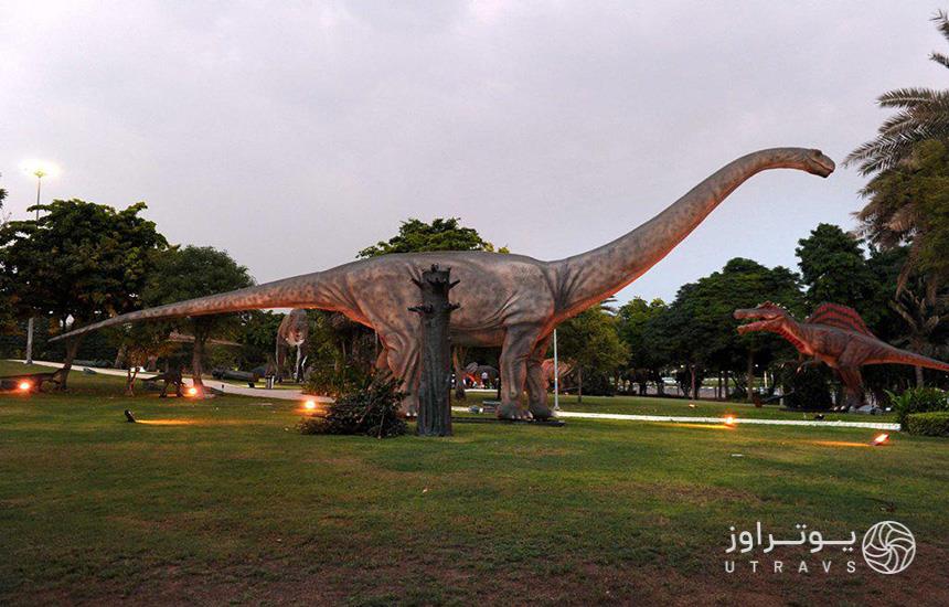 نمایی از پارک دایناسورهای پارک زعبیل دبی که شامل چند ماکت دایناسور در زمین چمن است.